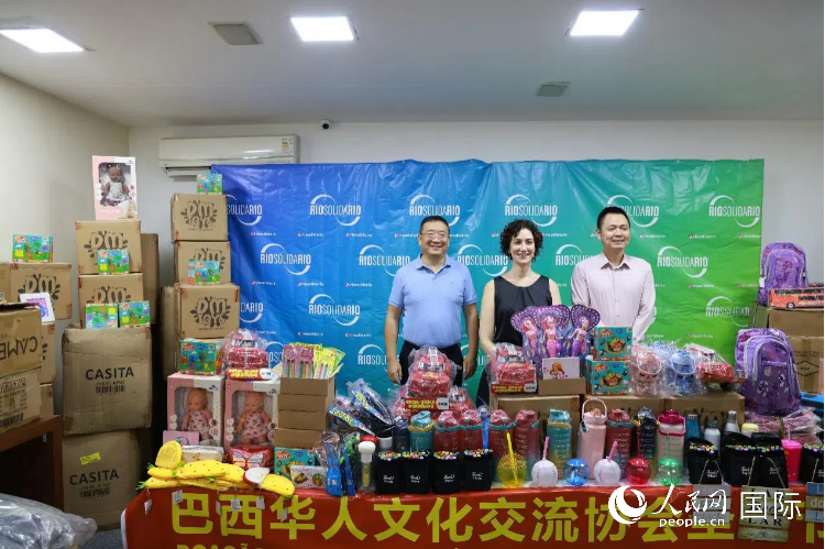 中國(guó)駐里約熱內(nèi)盧總領(lǐng)館副總領(lǐng)事王尉育（右）、里約慈善協(xié)會(huì)主席保拉·菲格雷多（中）、巴西華人文化交流協(xié)會(huì)主席上官建峰（左）出席捐贈(zèng)活動(dòng)并致辭。人民網(wǎng)記者 陳海琪攝