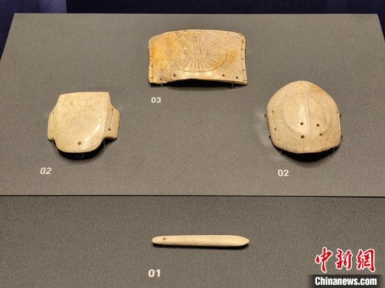 12月14日，“文明先鋒—凌家灘文化玉器展”在故宮博物院文華殿開幕。圖為展覽現(xiàn)場的玉龜、玉版和玉簽。 中新社記者 應(yīng)妮 攝