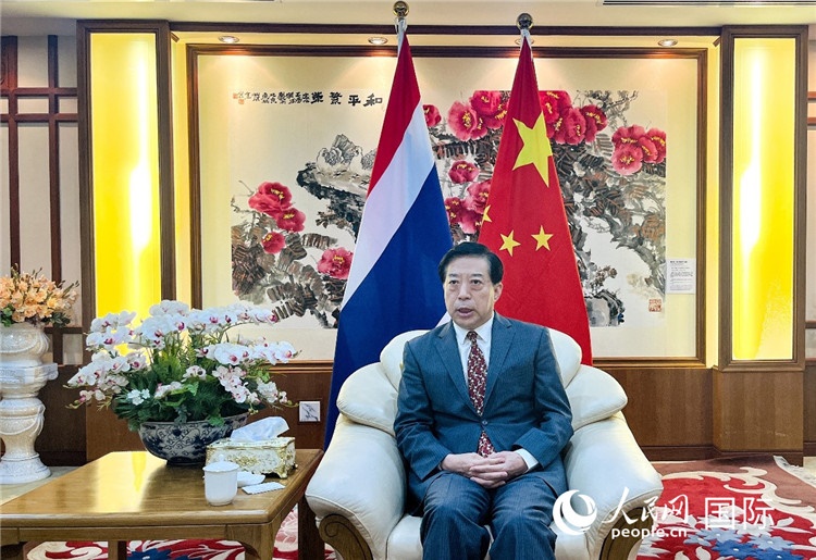 2024年12月10日，中國駐泰國大使韓志強在泰國曼谷接受中國—東盟中心（ACC）組織的“多彩東盟：2024年中國媒體東盟行”媒體團采訪。人民網(wǎng)記者 羨江楠攝