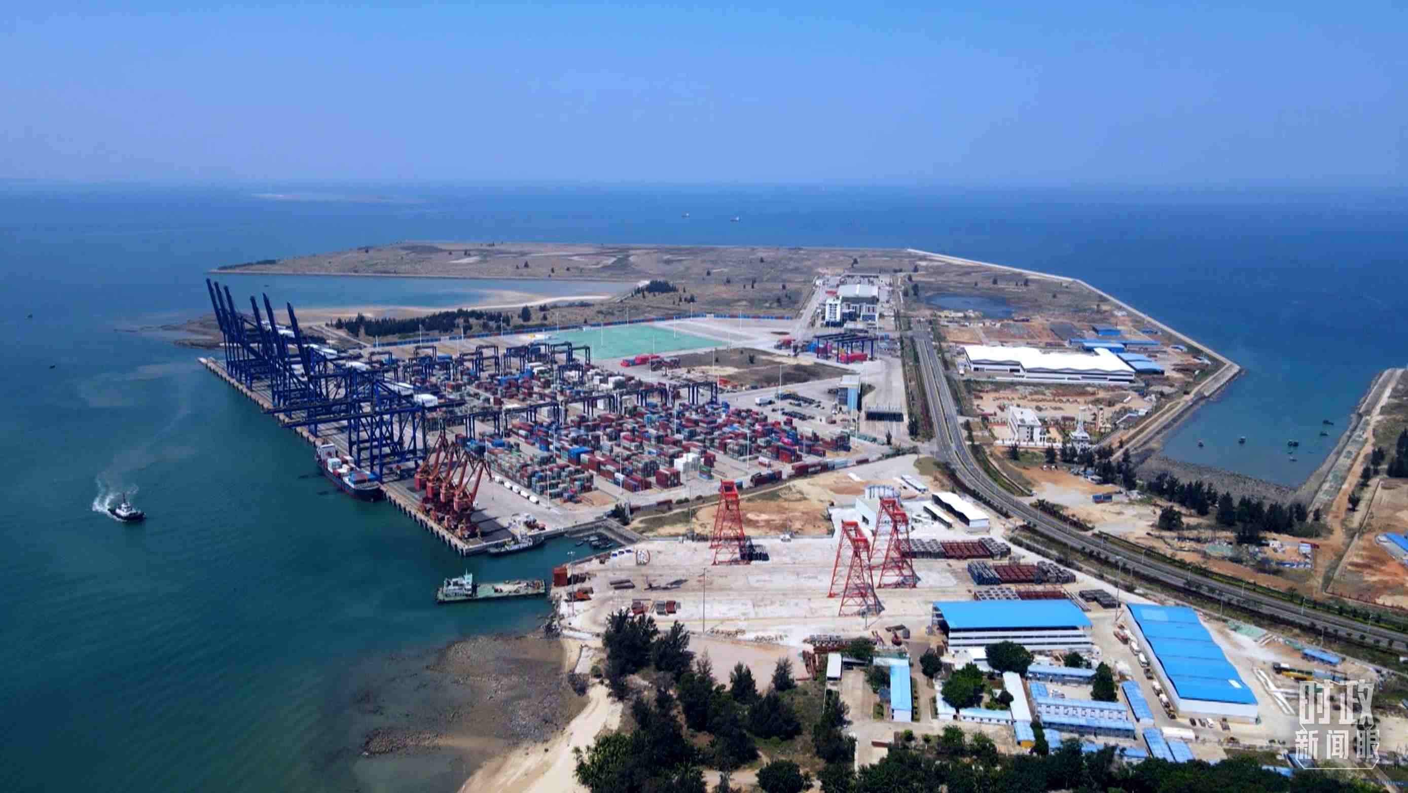 俯瞰海南洋浦港口。（總臺記者葉飛拍攝）