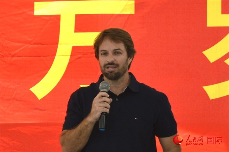 里約州環(huán)境與可持續(xù)發(fā)展廳副廳長費利佩·克魯奇克在捐贈活動上致辭。人民網(wǎng)記者 陳海琪攝