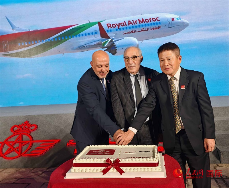 中摩雙方嘉賓共同切蛋糕，慶祝兩國(guó)直飛復(fù)航。人民網(wǎng)記者 李琰攝