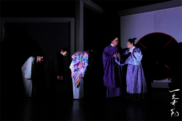 《一文奇冤》劇照。中國(guó)國(guó)家話劇院供圖