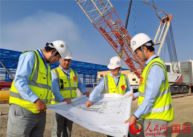 管理團隊現(xiàn)場查看項目進展。人民網(wǎng)記者 管克江攝