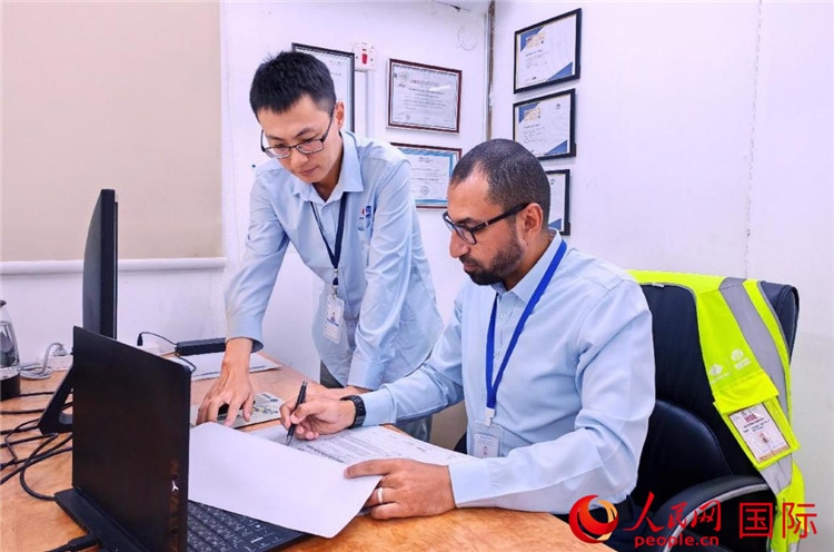 中外員工共同跟進項目進展。人民網(wǎng)記者 管克江攝