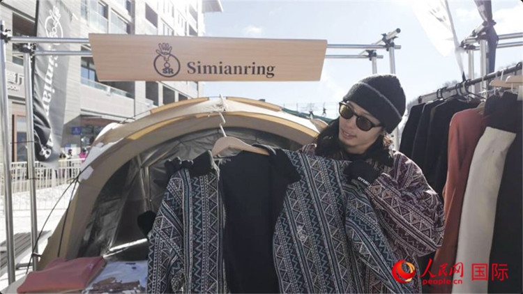 藤田周正在展示自己設計的滑雪服。人民網(wǎng)記者 袁蒙攝