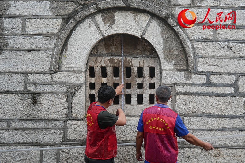 9月14日，山東青州，文物普查隊員正在實地調(diào)查。人民網(wǎng)記者 韋衍行攝