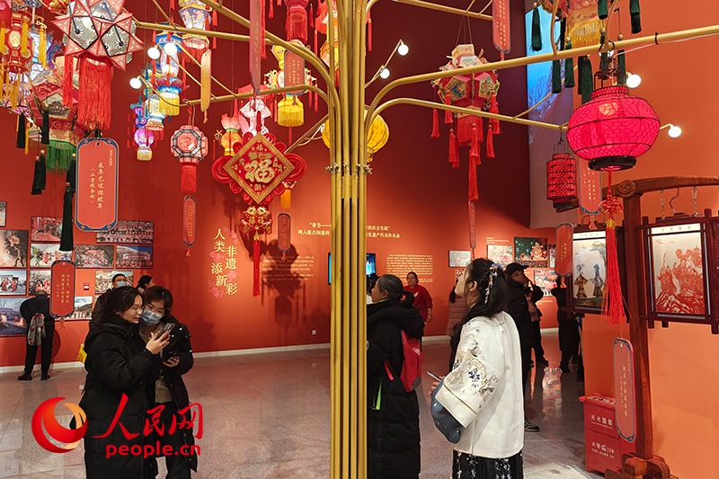 12月21日，觀眾正在參觀“過年——春節(jié)主題展”。人民網(wǎng)記者 韋衍行攝