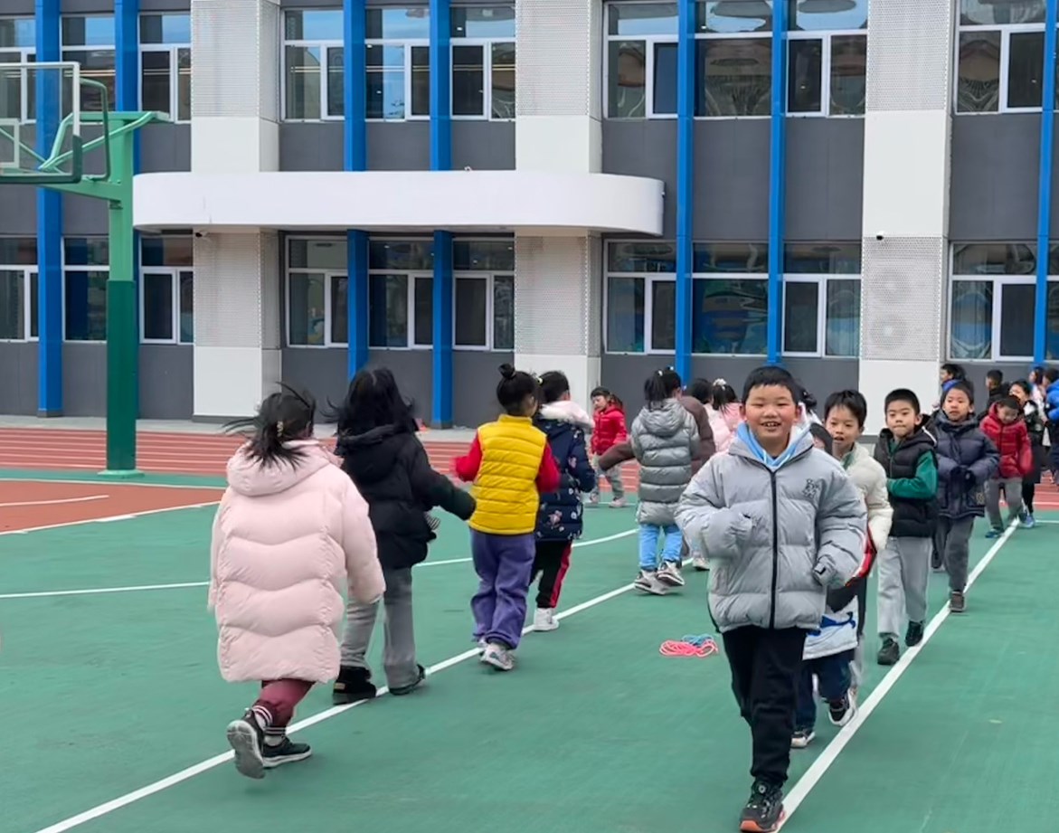 一年級(jí)的同學(xué)課間跑步 。學(xué)校供圖