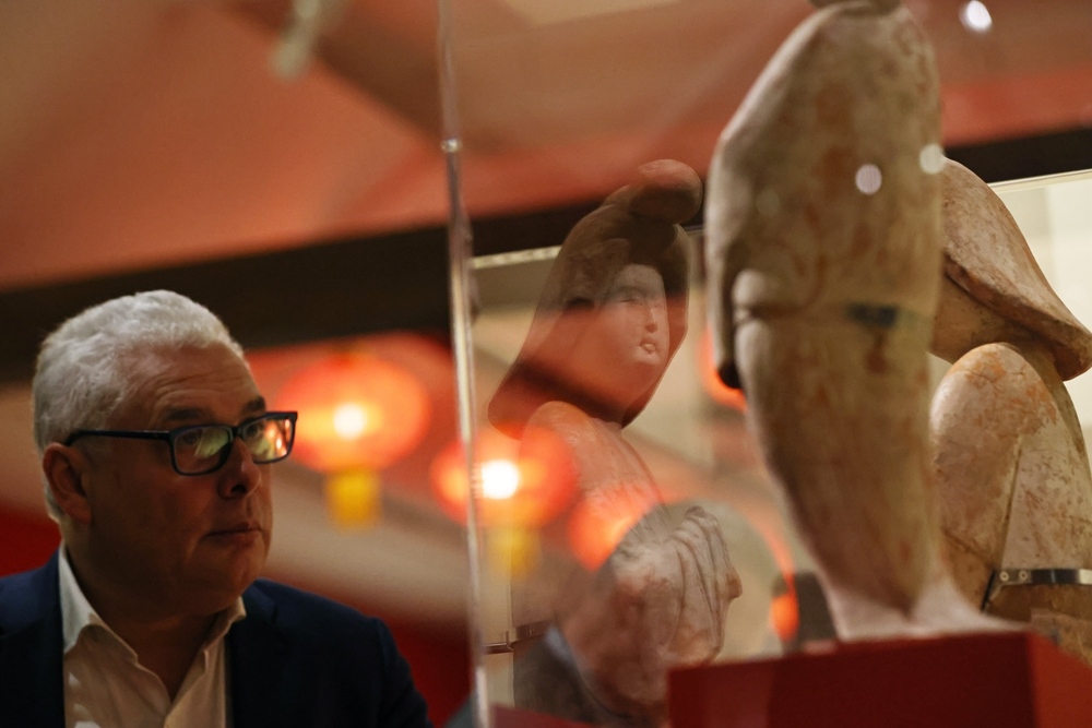 2024年11月18日，在位于法國(guó)巴黎的吉美國(guó)立亞洲藝術(shù)博物館，一名觀眾參觀“中國(guó)·唐——一個(gè)多元開放的朝代（7至10世紀(jì)）”展覽。新華社記者 高靜 攝