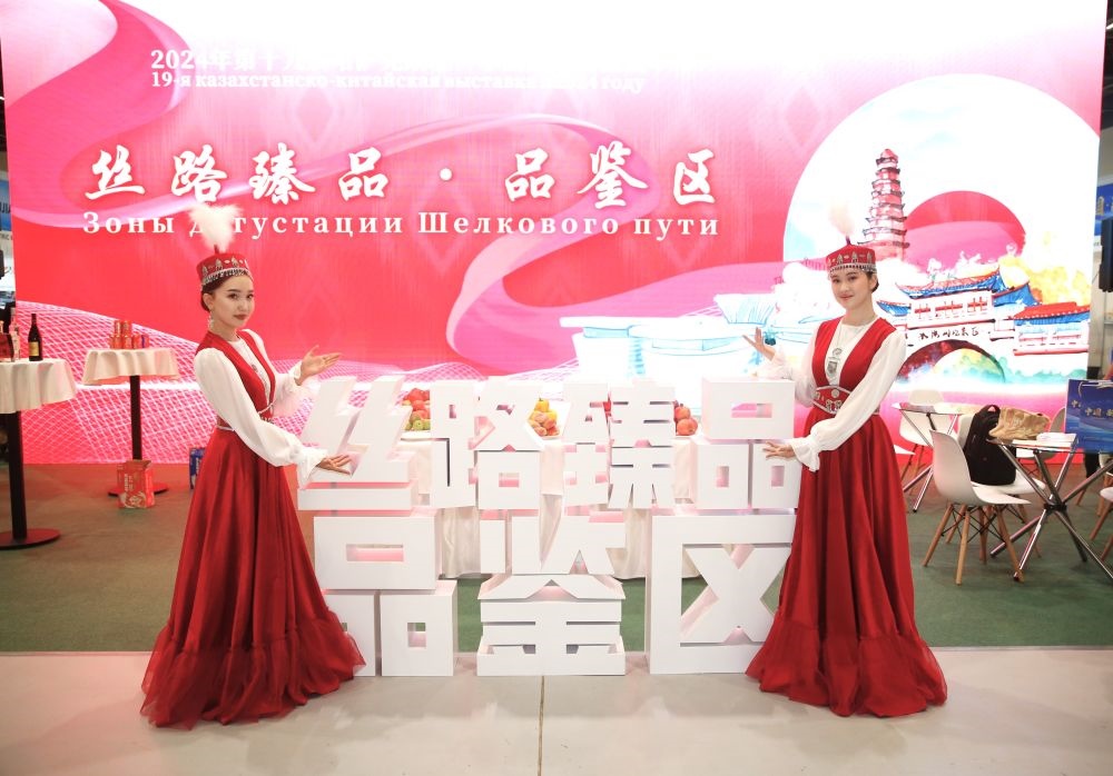 2024年8月23日，在哈薩克斯坦阿斯塔納，身著民族服飾的工作人員在第十九屆哈薩克斯坦—中國(guó)商品展覽會(huì)上歡迎觀展民眾。新華社發(fā)（奧斯帕諾夫攝）