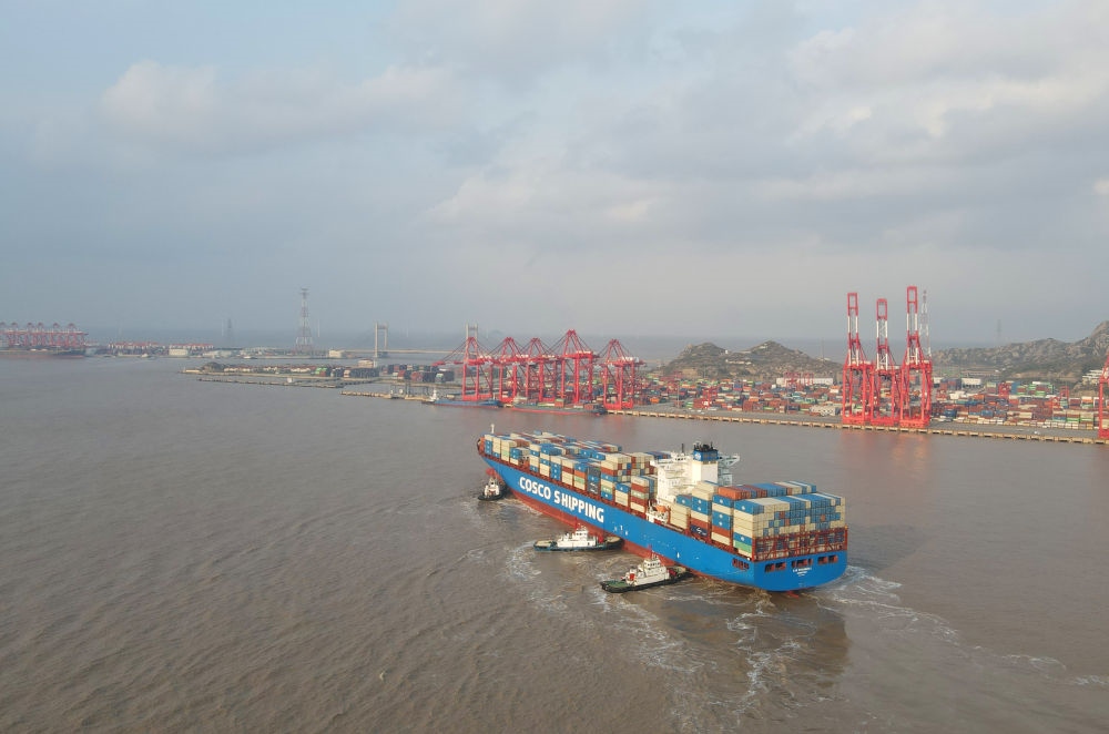 “新上?！陛喌诌_(dá)洋山港，這是自秘魯錢凱港開港后首個(gè)“錢凱—上?！闭胶酱危?024年12月18日攝，無人機(jī)照片）。新華社記者 方喆 攝