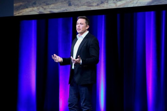  2017年9月29日，在澳大利亞阿德萊德，美國(guó)企業(yè)家埃隆·馬斯克在第68屆國(guó)際宇航大會(huì)閉幕式前做主旨演講。新華社發(fā)（閆寒?dāng)z）