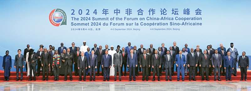 2024年9月5日上午，國(guó)家主席習(xí)近平在北京人民大會(huì)堂出席中非合作論壇北京峰會(huì)開幕式并發(fā)表主旨講話。這是開幕式前，習(xí)近平同出席峰會(huì)的外方領(lǐng)導(dǎo)人集體合影。 新華社記者 饒愛(ài)民/攝