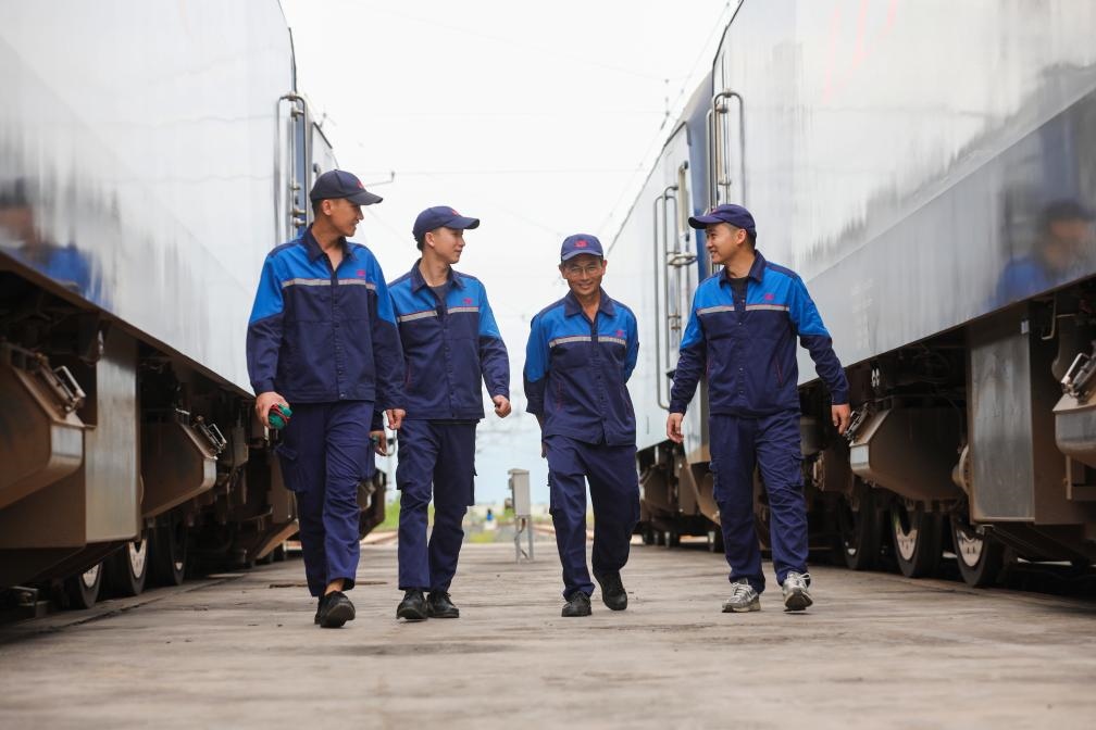 2024年9月9日，來自中國、老撾的師徒4人在中老鐵路萬象運(yùn)營管理中心的機(jī)車檢修庫內(nèi)。新華社發(fā)（楊永全攝）