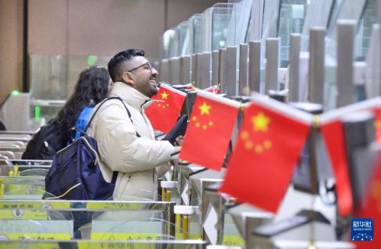 1月2日，國外旅客通過大興機(jī)場邊檢站入境。新華社記者 李欣 攝