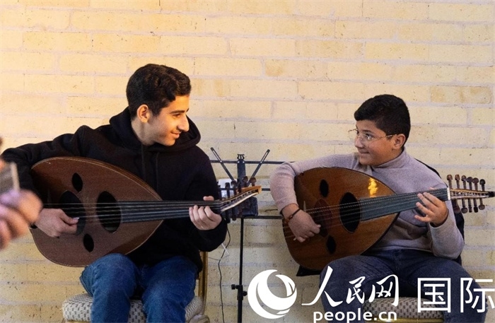 兩名年輕的烏德琴學(xué)員。人民網(wǎng) 伊納斯·易卜拉欣攝