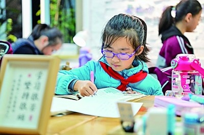 在河南洛陽市澗西區(qū)長安路街道長安路二社區(qū)共享自習室內(nèi)，孩子們在學習。李衛(wèi)超攝/光明圖片