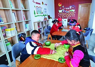 浙江岱山縣秀山鄉(xiāng)秀南村“民生小鋪”里，放學后的小學生在下棋。新華社發(fā)