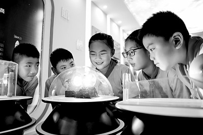 江西省南昌市青云客航天科創(chuàng)空間青少年科普館，孩子們在觀察光壓傳動(dòng)試驗(yàn)。鮑贛生攝/光明圖片