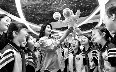 河北省邯鄲市邯山區(qū)實(shí)驗(yàn)小學(xué)老師向?qū)W生們介紹航空航天知識(shí)。郝群英攝/光明圖片