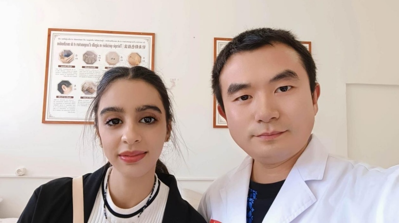 康復(fù)后的阿斯瑪與中國醫(yī)生梁敏。中國援阿爾及利亞醫(yī)療隊供圖