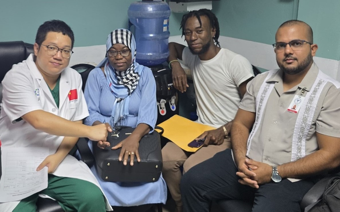 第20期中國援圭亞那醫(yī)療隊(duì)成員與患者及其家屬合影。第20期中國援圭亞那醫(yī)療隊(duì)供圖