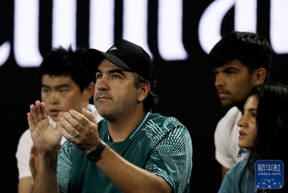 ↑鄭欽文的教練丹特·博蒂尼（中）在場邊觀賽。新華社記者 馬平 攝