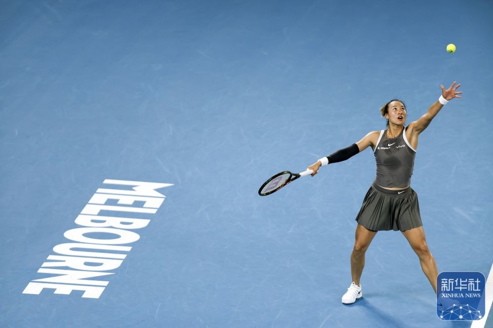 ↑鄭欽文在比賽中發(fā)球。新華社記者 馬平 攝