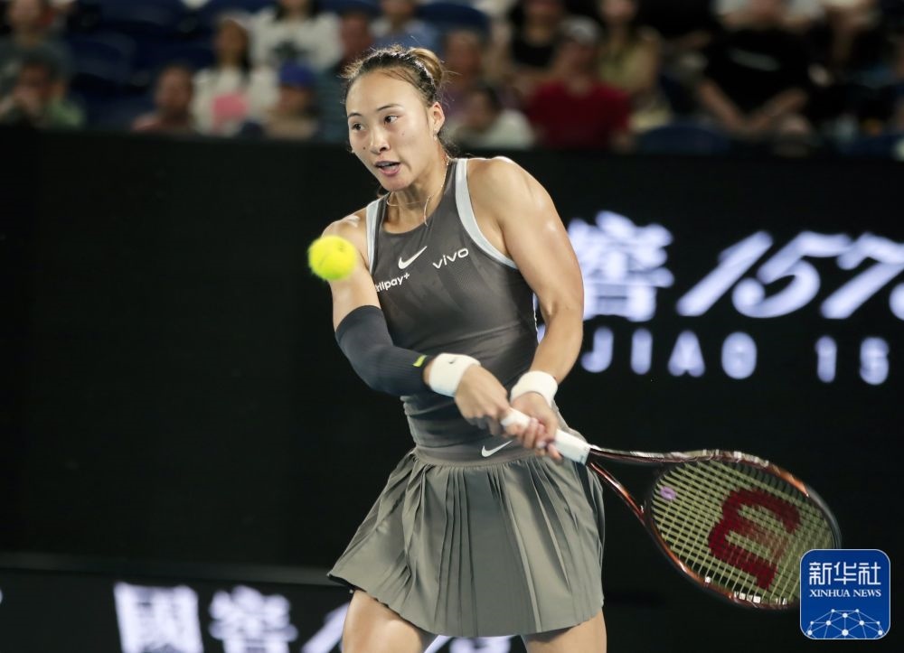 ↑鄭欽文在比賽中回球。新華社記者 馬平 攝