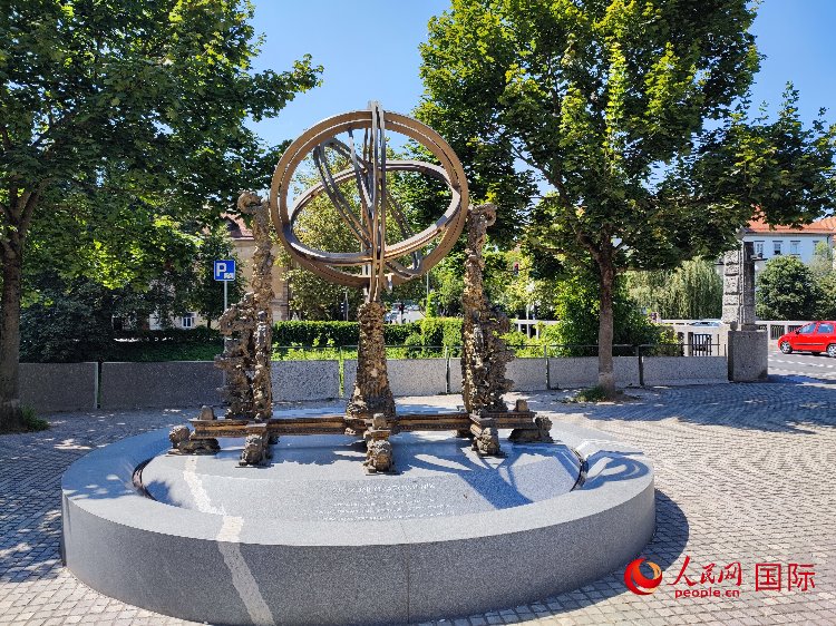 位于盧布爾雅那古城中心河畔的中斯友好紀(jì)念碑。人民網(wǎng)記者 謝亞宏攝