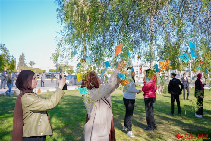 學(xué)生們踴躍參與中國文化體驗(yàn)活動。人民網(wǎng) 塔里克·易卜拉欣攝