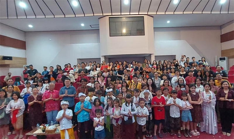 出席活動(dòng)的師生與嘉賓合影。巴陵康孔子學(xué)院供圖