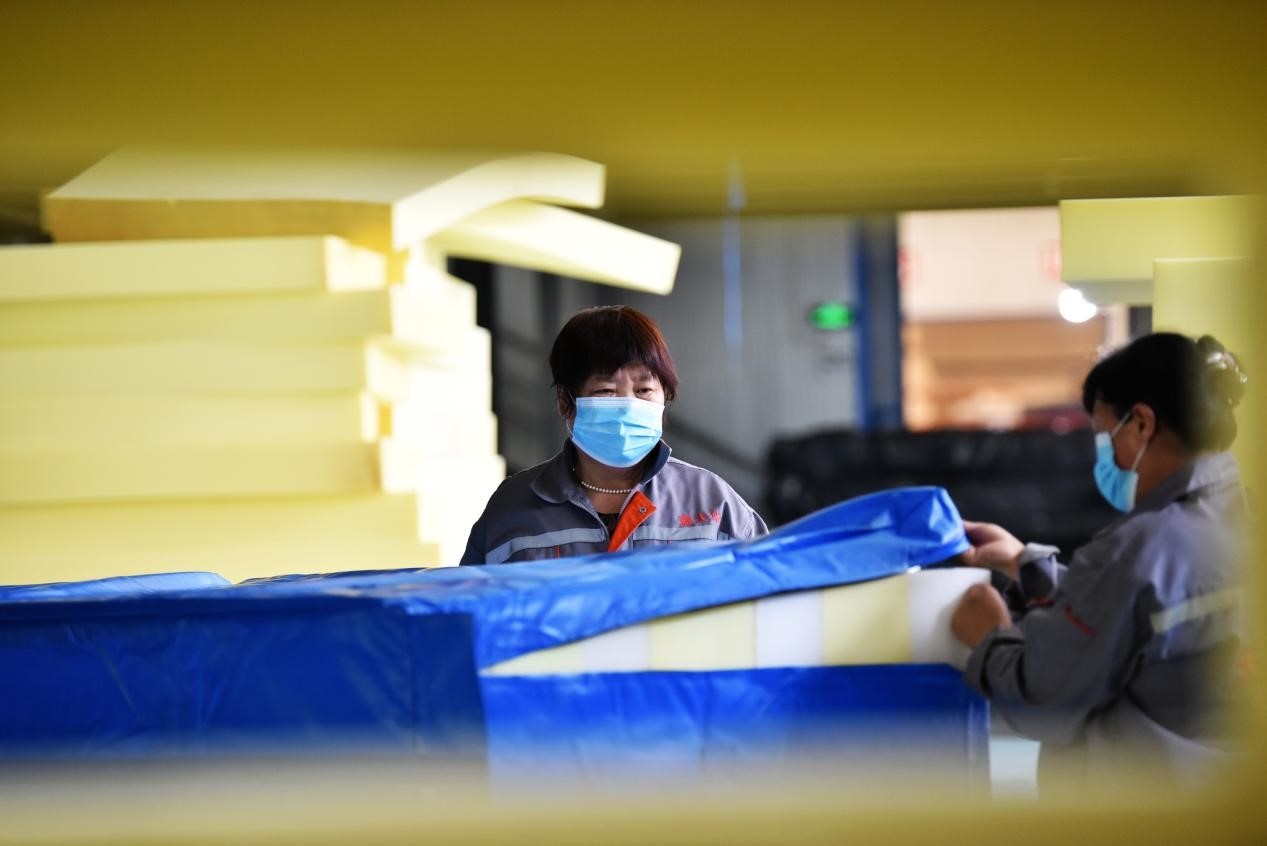 定州市某公司生產(chǎn)的短道速滑防護(hù)墊、速度滑冰防護(hù)墊、雪上防護(hù)墊等產(chǎn)品。白永民攝