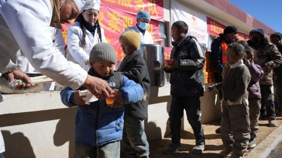 1月14日，廚師們正在給前來用餐的小朋友們打飯。新華社記者 邱星翔 攝