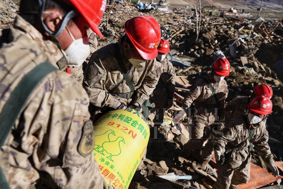 1月10日，定日縣長(zhǎng)所鄉(xiāng)古榮村，武警官兵幫助受災(zāi)群眾整理廢墟，搶救被掩埋的物資。環(huán)球時(shí)報(bào)記者崔萌攝