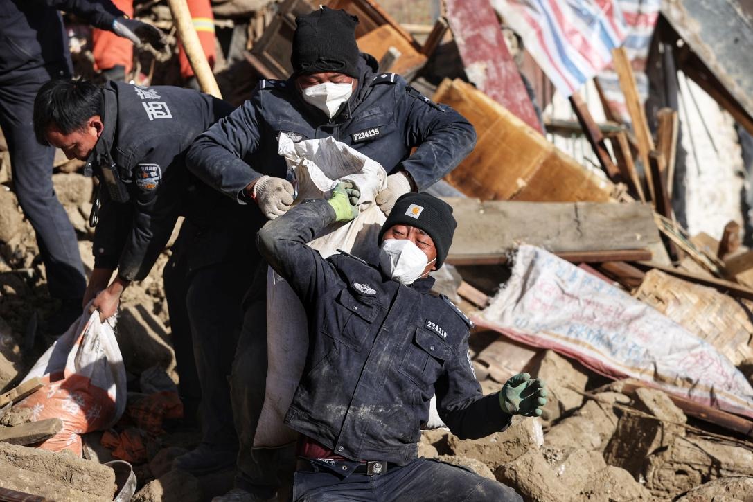 1月9日，定日縣長(zhǎng)所鄉(xiāng)古榮村，日喀則市公安局民警協(xié)助受災(zāi)群眾清理廢墟。 環(huán)球時(shí)報(bào)記者 崔萌攝