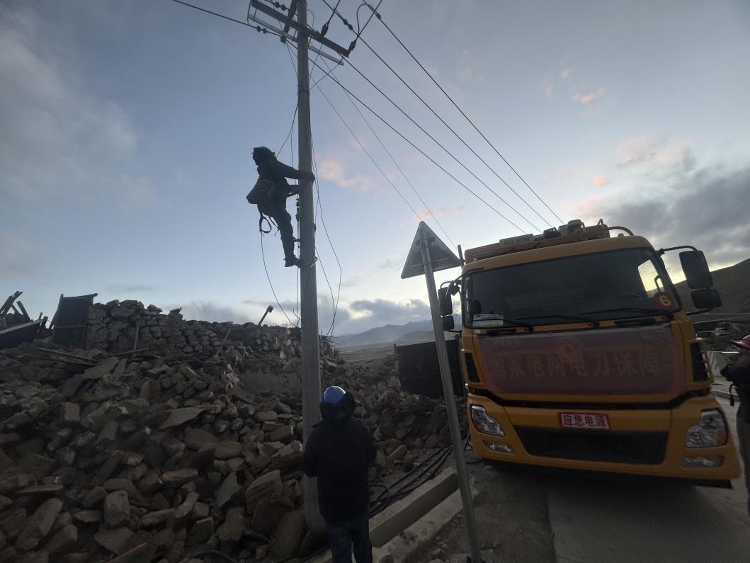 1月10日，定日縣長(zhǎng)所鄉(xiāng)，國家電網(wǎng)西藏電力員工正在搶修災(zāi)區(qū)受損線路。人民日?qǐng)?bào)記者宋豪新攝