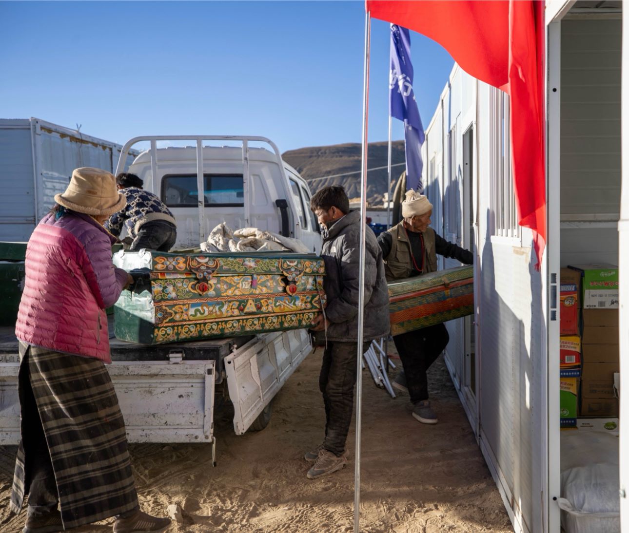 1月11日，西藏定日縣曲洛鄉(xiāng)措昂村，首批入住活動(dòng)板房的村民正在搬運(yùn)物品，為入住做準(zhǔn)備。人民日?qǐng)?bào)記者張武軍攝