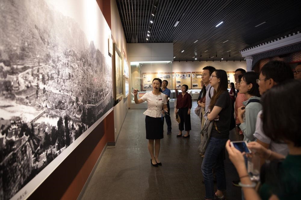 △參觀者在遵義會(huì)議紀(jì)念館聽取介紹。