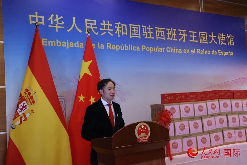 2- 西班牙南部華僑華人協(xié)會(huì)會(huì)長(zhǎng)傅正洪代表僑團(tuán)發(fā)言。攝影 許海林