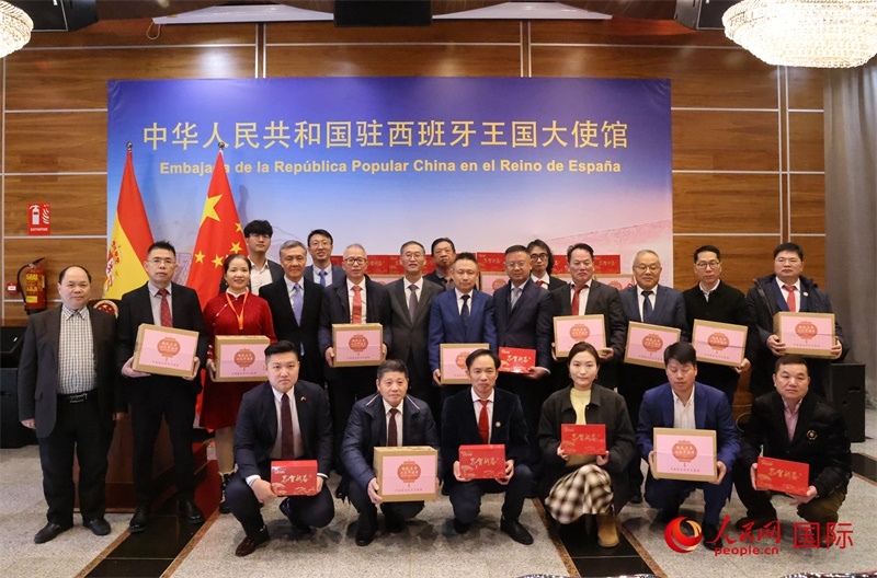 “春節(jié)包”發(fā)放儀式現(xiàn)場(chǎng)合影。