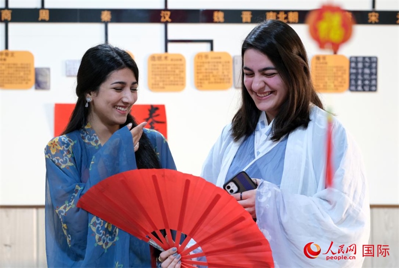 兩名參加活動的學(xué)生。人民網(wǎng)伊納斯·易卜拉欣攝