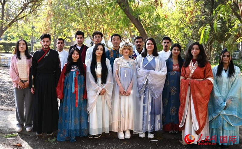 部分參加活動的師生合影。人民網(wǎng)伊納斯·易卜拉欣攝