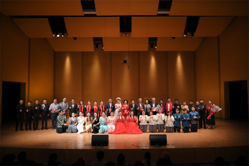 音樂會(huì)嘉賓與表演者集體合影?；顒?dòng)主辦方供圖