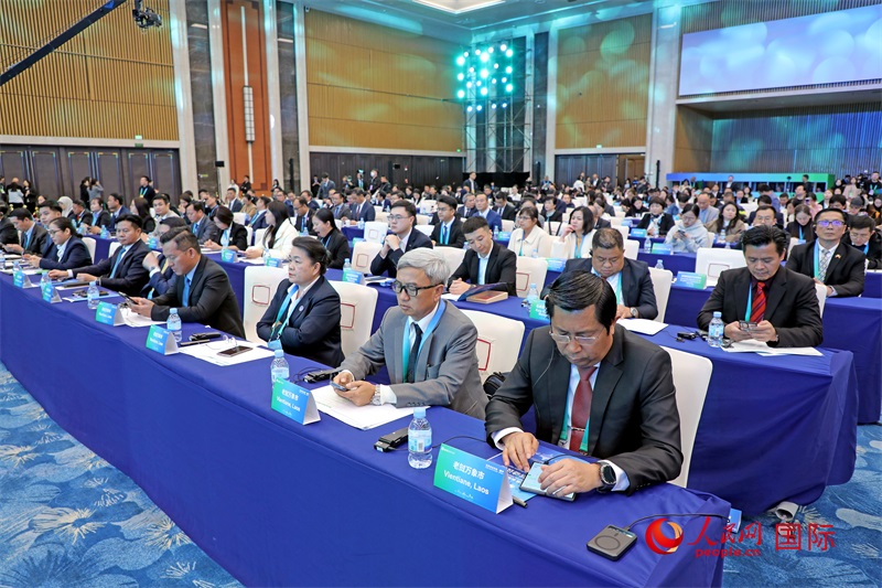 這是1月16日在南寧國際會展中心拍攝的“世界市長對話·南寧”活動現(xiàn)場。人民網(wǎng)記者 趙益普攝