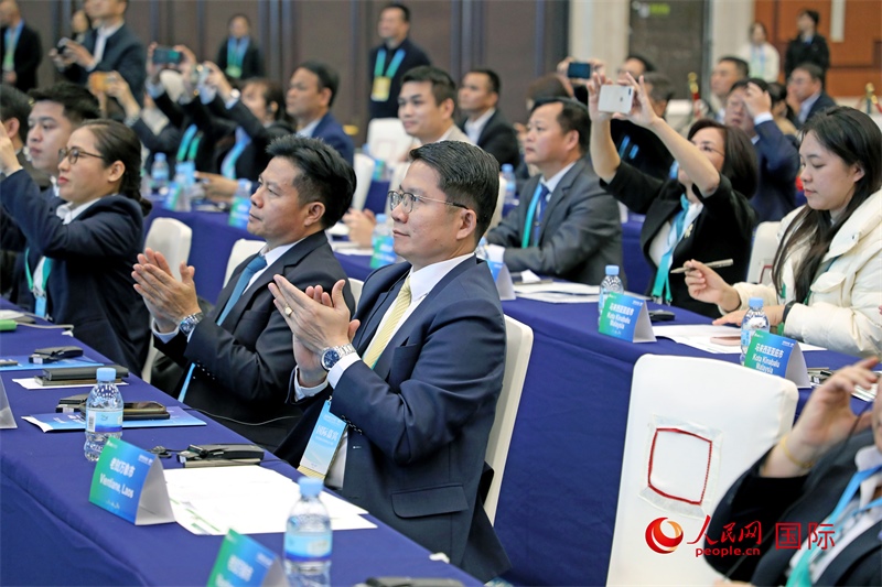 這是1月16日在南寧國際會展中心拍攝的“世界市長對話·南寧”活動現(xiàn)場。人民網(wǎng)記者 趙益普攝