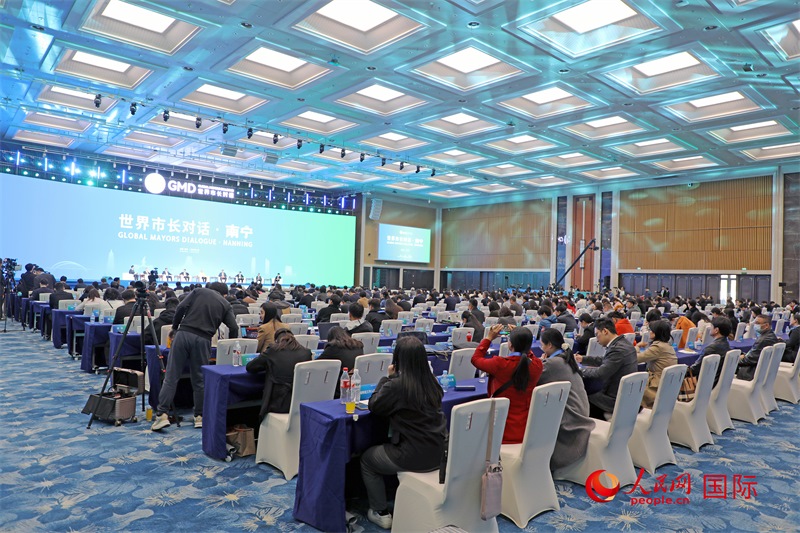這是1月16日在南寧國際會展中心拍攝的“世界市長對話·南寧”活動現(xiàn)場。人民網(wǎng)記者 趙益普攝