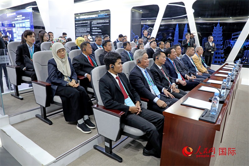 參加活動的東盟國家市長在中國—東盟新型智慧城市協(xié)同創(chuàng)新中心參觀調(diào)研。人民網(wǎng)記者 趙益普攝