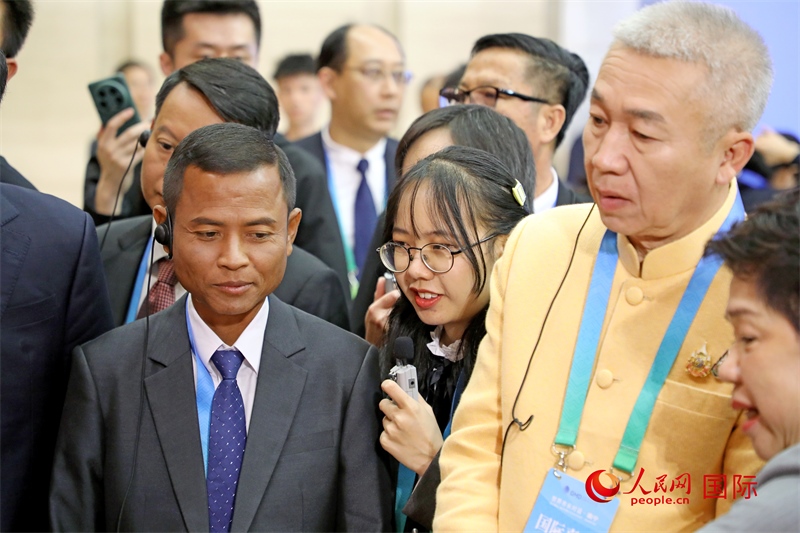 東盟國家市長在觀看、體驗?zāi)蠈幏沁z展示。人民網(wǎng)記者 趙益普攝